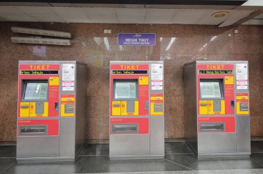 Kuala Lumpur Malezya - 20 Kasım 2018: Kl Sentral istasyonunda Kuala Lumpur Malezya Ktm tren bileti otomat