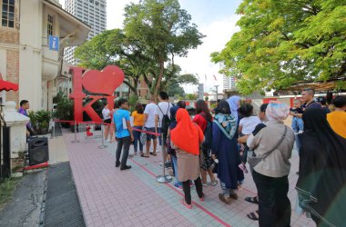 Kuala Lumpur Malezya - 20 Kasım 2018: fotoğraf çekmek için kimliği belirsiz kişi sıra ile Kuala Lumpur Malezya Kl anıt seviyorum