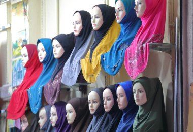 Kuala Lumpur Malezya - 20 Kasım 2018: Kuala Lumpur Malezya 'da türban dükkanı