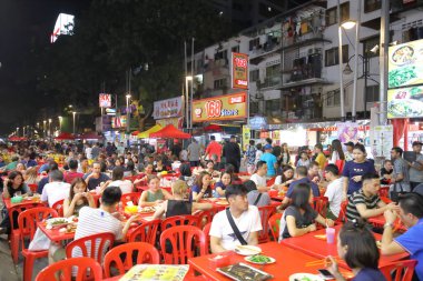 Kuala Lumpur Malezya - 20 Kasım 2018: Kimliği belirsiz kişiler Kuala Lumpur Malezya 'daki Jalan Alor gece pazarını ziyaret etti