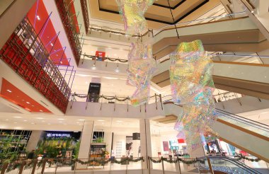 Kuala Lumpur Malezya - 21 Kasım 2018: Kimliği belirsiz kişi ziyaret Robinsons alışveriş merkezi Kuala Lumpur Malezya