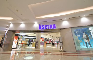 Kuala Lumpur Malezya - 21 Kasım 2018: Kuala Lumpur Malezya 'daki Suria Klcc Alışveriş Merkezi' nde kimliği belirsiz kişiler Isetan 'ı ziyaret etti