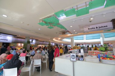 Kuala Lumpur Malezya - 21 Kasım 2018: Kimliği belirsiz kişi yemek Kuala Lumpur Malezya gıda mahkeme Suria Klcc alışveriş merkezi