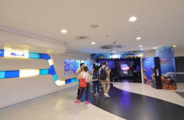 Kuala Lumpur Malezya - 21 Kasım 2018: Kimliği belirsiz kişi ziyaret Aquaria Klcc akvaryum Kuala Lumpur Malezya