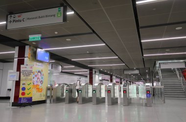 Kuala Lumpur Malezya - 22 Kasım 2018: Kuala Lumpur Malezya'daki Bukit Bintang Mrt metro istasyonunda kimliği belirsiz kişiler seyahat ediyor