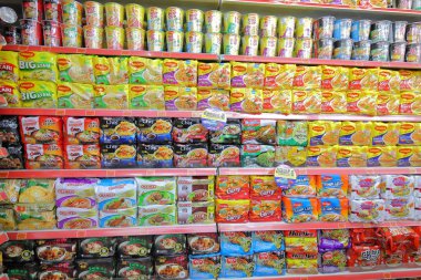 Kuala Lumpur Malezya - 22 Kasım 2018: Asya bakkal Kuala Lumpur Malezya Asya anlık erişte görüntüleme