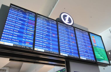 Kuala Lumpur Malezya - 23 Kasım 2018: Bilgi yönetim kurulu görüntüler kalkış saati Kuala Lumpur Malezya KLIA havaalanında