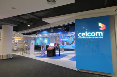 Kuala Lumpur Malezya - 23 Kasım 2018: Tanımlanamayan insanlar iş Kuala Lumpur Malezya KLIA havaalanında Celcom dükkanında. Celcom Malezya eski mobil telekomünikasyon firmasıdır.