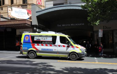 Melbourne Avustralya - 26 Kasım 2018: Melbourne Avustralya'da Park ambulansı