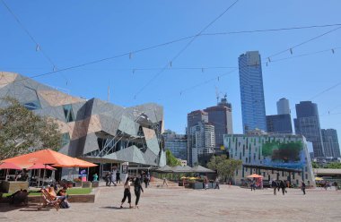 Melbourne Avustralya - 26 Kasım 2018: Kimliği belirsiz kişi ziyaret Federasyon Meydanı Melbourne Avustralya