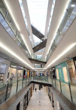 Melbourne Avustralya - 28 Kasım 2018: Kimliği belirsiz kişi ziyaret Melbourne Avustralya Emporium Alışveriş Merkezi