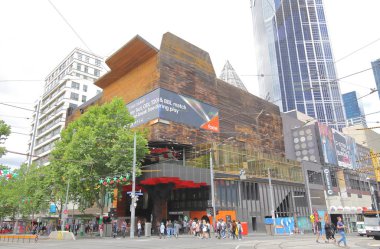 Melbourne Avustralya - 28 Kasım 2018: Kimliği belirsiz kişi ziyaret Melbourne Avustralya Melbourne merkezi alışveriş merkezi.