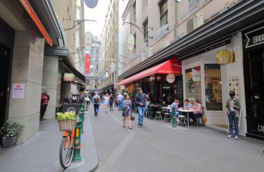 Melbourne Avustralya - 28 Kasım 2018: Kimliği belirsiz kişi ziyaret Degraves street Melbourne Avustralya