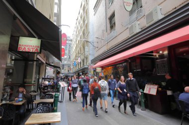Melbourne Avustralya - 28 Kasım 2018: Kimliği belirsiz kişi ziyaret Degraves street Melbourne Avustralya