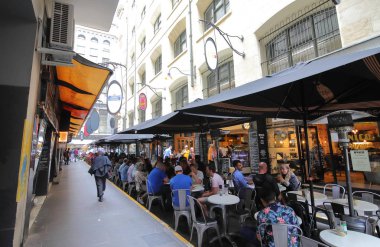 Melbourne Avustralya - 28 Kasım 2018: Kimliği belirsiz kişi ziyaret Degraves street Melbourne Avustralya