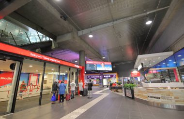 Melbourne Avustralya - 28 Kasım 2018: Kimliği belirsiz kişi ziyaret Southern Cross İstasyonu Melbourne Avustralya'da Otogar