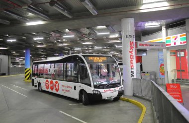 Melbourne Avustralya - 28 Kasım 2018: Southern Cross otobüs terminali Melbourne Avustralya Skybus Havaalanı otobüs