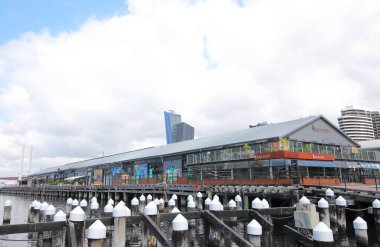 Melbourne Avustralya - 30 Kasım 2018: Docklands Melbourne Avustralya Woolshed bar restoran