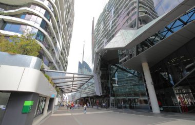 Melbourne Avustralya - 30 Kasım 2018: Kimliği belirsiz kişi ziyaret Melbourne Avustralya Docklands alışveriş caddesi