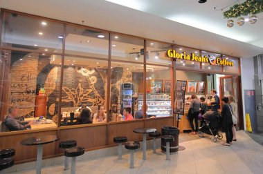 Melbourne Avustralya - 30 Kasım 2018: Kimliği belirsiz kişi ziyaret Gloria Jeans kahve Melbourne Avustralya