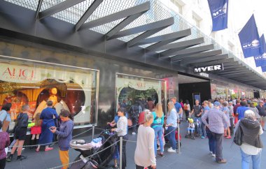 Melbourne Avustralya - 30 Kasım 2018: Kimliği belirsiz kişi ziyaret Melbourne Avustralya Myer Noel görüntüleme
