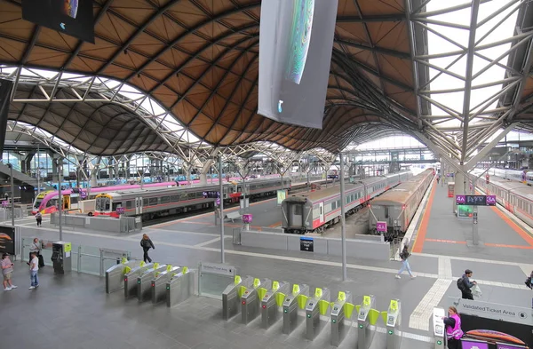 Melbourne Australien November 2018 Oidentifierade Personer Resa Southern Cross Järnvägsstation — Stockfoto