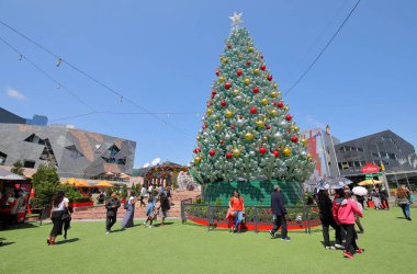 Melbourne Avustralya - 30 Kasım 2018: Kimliği belirsiz kişi ziyaret Federasyon Meydanı Melbourne Avustralya, Noel ağacı