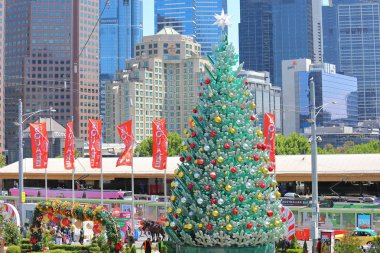 Melbourne Avustralya - 30 Kasım 2018: Kimliği belirsiz kişi ziyaret Melbourne Avustralya Federasyon Meydanı