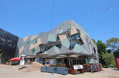 Melbourne Avustralya - 30 Kasım 2018: Kimliği belirsiz kişi ziyaret Melbourne Avustralya Federasyon Meydanı