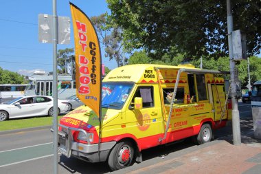 Melbourne Avustralya - 30 Kasım 2018: Melbourne Avustralya Caddesi üzerinde Park sosisli sandviç van