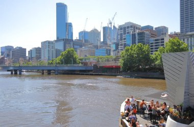 Melbourne Avustralya - 30 Kasım 2018: Kimliği belirsiz kişi ziyaret Southbank Melbourne Avustralya