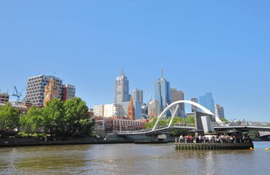 Melbourne Avustralya - 30 Kasım 2018: Kimliği belirsiz kişi ziyaret Southbank Melbourne Avustralya