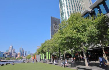 Melbourne Avustralya - 30 Kasım 2018: Kimliği belirsiz kişi ziyaret Southbank Melbourne Avustralya