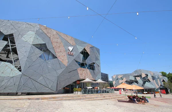 Melbourne Avustralya - 30 Kasım 2018: Kimliği belirsiz kişi ziyaret Melbourne Avustralya Federasyon Meydanı