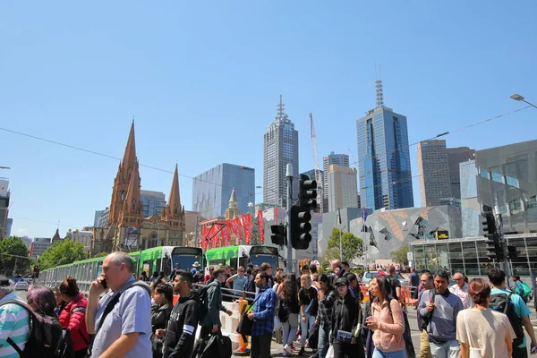Melbourne Australia Noviembre 2018 Personas Identificadas Cruzan Calle Centro Melbourne — Foto de Stock