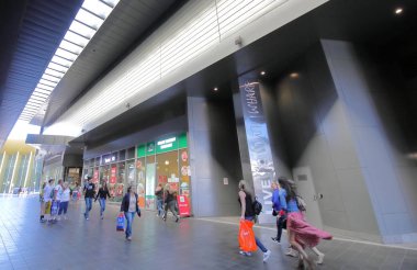 Melbourne Avustralya - 30 Kasım 2018: Kimliği belirsiz kişi ziyaret Melbourne Avustralya Dfo alışveriş merkezi