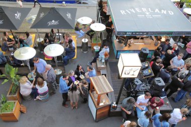 Melbourne Avustralya - 30 Kasım 2018: Kimliği belirsiz kişi yemek Melbourne Avustralya Riverland waterfront barda