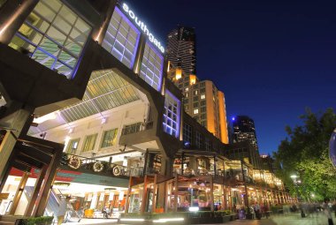 Melbourne Avustralya - 30 Kasım 2018: Kimliği belirsiz kişi ziyaret Melbourne Avustralya Southbank alışveriş caddesi