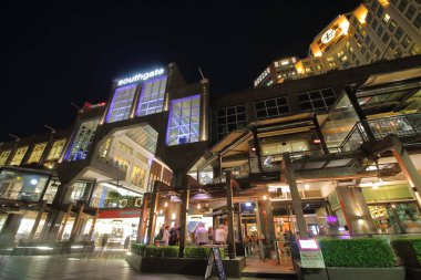 Melbourne Avustralya - 30 Kasım 2018: Kimliği belirsiz kişi ziyaret Melbourne Avustralya Southbank alışveriş caddesi