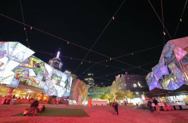 Melbourne Avustralya - 30 Kasım 2018: Kimliği belirsiz kişi ziyaret Melbourne Avustralya Federasyon Meydanı