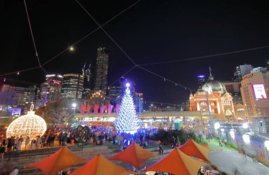 Melbourne Avustralya - 30 Kasım 2018: Kimliği belirsiz kişi ziyaret Melbourne Avustralya Federasyon Meydanı