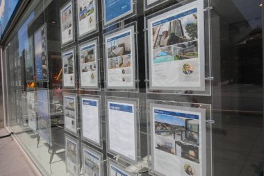 Melbourne Avustralya - 1 Aralık 2018: Satılık ve kiralık reklam Melbourne Avustralya City daire