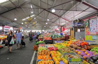 Melbourne Avustralya - 1 Aralık 2018: Kimliği belirsiz kişi ziyaret Kraliçe Victoria Pazar Melbourne Avustralya
