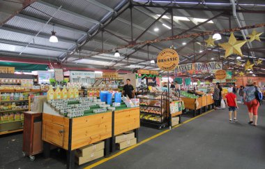Melbourne Avustralya - 1 Aralık 2018: Kimliği belirsiz kişi ziyaret Kraliçe Victoria Pazar Melbourne Avustralya