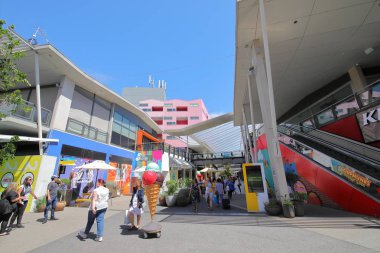 Melbourne Avustralya - 1 Aralık 2018: Kimliği belirsiz kişi ziyaret Melbourne Avustralya Docklands alışveriş caddesi