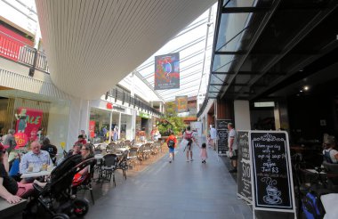 Melbourne Avustralya - 1 Aralık 2018: Kimliği belirsiz kişi ziyaret Melbourne Avustralya Docklands alışveriş caddesi