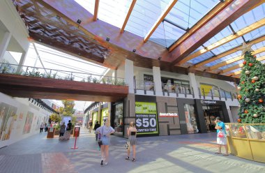 Melbourne Avustralya - 1 Aralık 2018: Kimliği belirsiz kişi ziyaret Melbourne Avustralya Docklands alışveriş caddesi