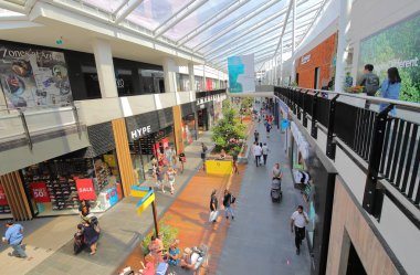 Melbourne Avustralya - 1 Aralık 2018: Kimliği belirsiz kişi ziyaret Melbourne Avustralya Docklands alışveriş caddesi