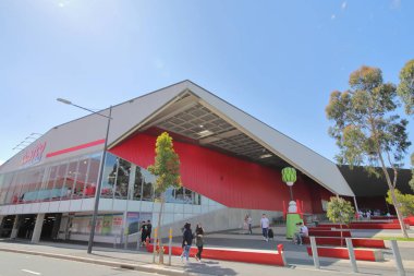 Melbourne Avustralya - 1 Aralık 2018: Kimliği belirsiz kişi ziyaret Melbourne Avustralya Costco süper market