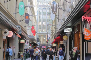 Melbourne Avustralya - 3 Aralık 2018: Kimliği belirsiz kişi ziyaret Degraves street Melbourne Avustralya